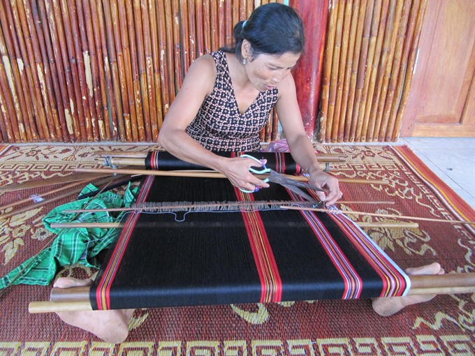Traditional skill: Brocade weaving. — VNS Photo Công Thành Read more at http://vietnamnews.vn/life-style/422349/da-nang-hoi-an-to-host-tet-festivities.html#0caX5bomP38ReFTP.99
