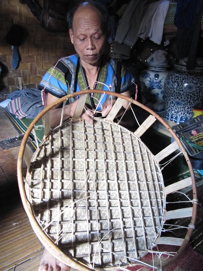 Impressive: Bamboo weaving is a traditional skill of the Cơ Tu ethnic minority. — VNS Photo Công Thành Read more at http://vietnamnews.vn/life-style/422349/da-nang-hoi-an-to-host-tet-festivities.html#0caX5bomP38ReFTP.99