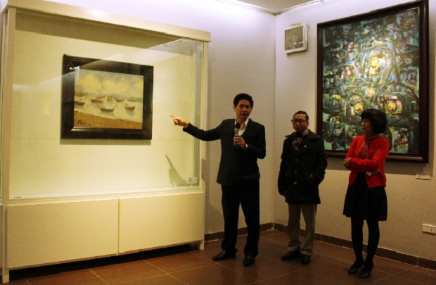 Director of the municipal Department of Culture and Sports Huynh Van Hung introducing ‘Han River’ painting by Bui Xuan Phai (Photo: Ngoc Ha)