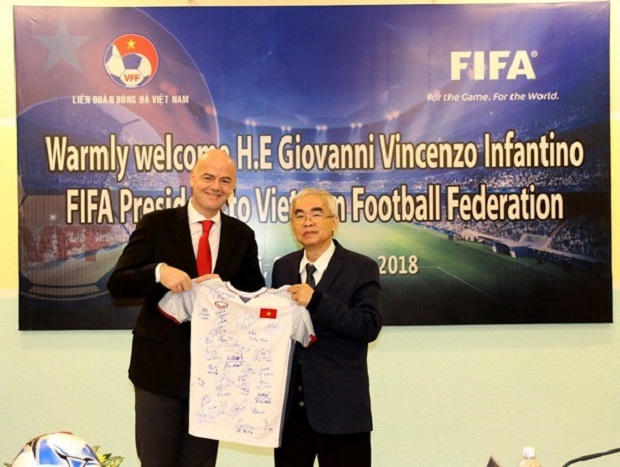 VFF President Le Hung Dung (R) and FIFA President  Gianni Infantino (Source: VNA) 