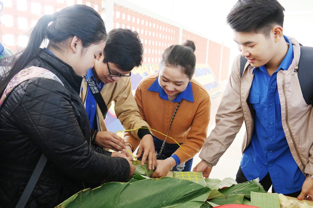 Và tự tay mình làm. Ảnh THANH TÌNH