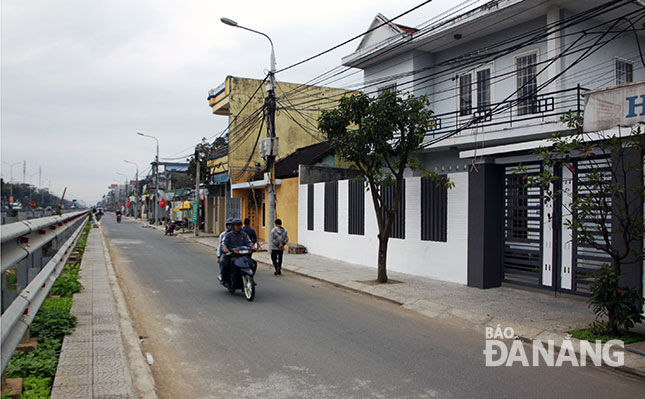 Nhiều hộ dân ở tuyến đường gom dọc đường tàu hỏa đón Tết với nhà mới và đường mới mở rộng khang trang.