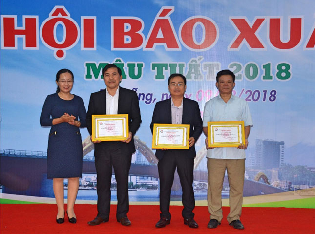 Ban tổ chức trao giải cho các đơn vị đoạt giải gian trưng bày trong Hội Báo xuân Đà Nẵng 2018.