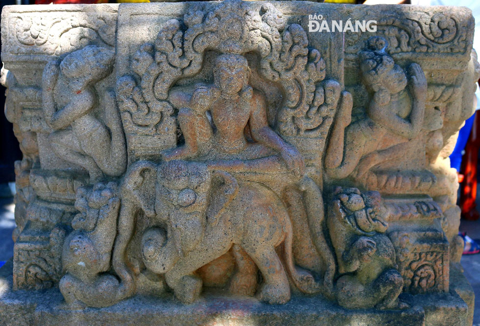 Trước chùa Linh Ứng có một bệ thờ Chăm được trang trí độc đáo và là bệ thờ đẹp nhất được phát hiện ở Ngũ Hành Sơn cho đến nay
