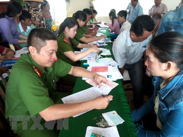 Người dân đến làm thủ tục cấp đổi miễn phí Giấy chứng minh dân nhân. (Ảnh minh họa: Huỳnh Sử/TTXVN)