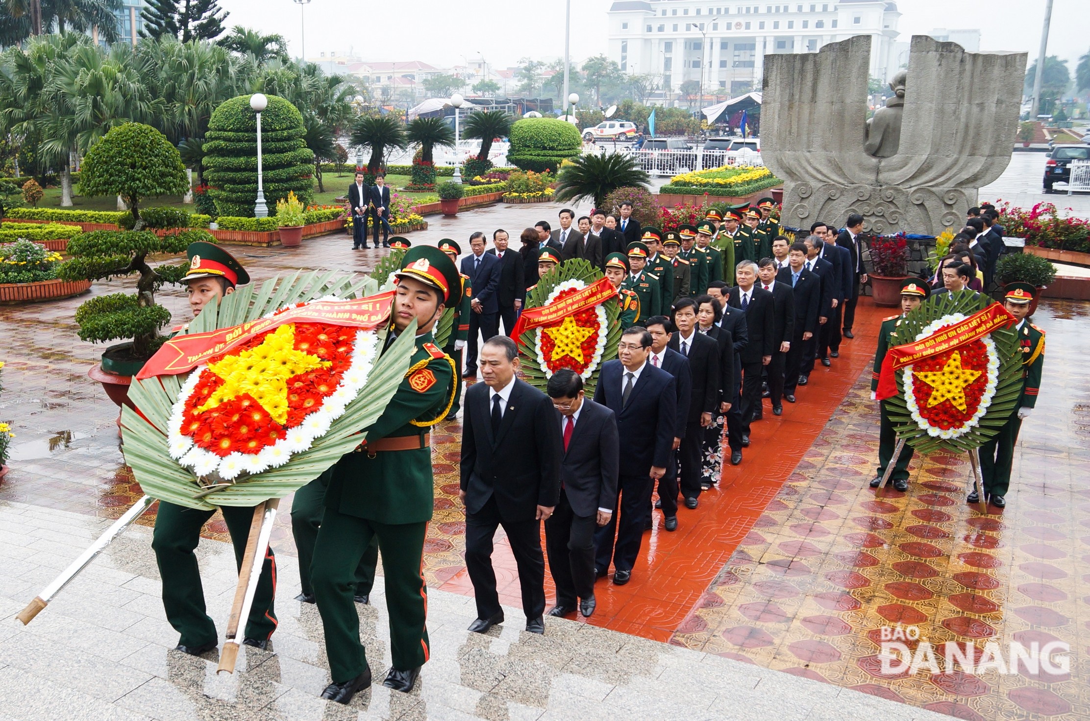 Đoàn đại biểu đặt vòng hoa, dâng hương tại Đài Tưởng niệm thành phố. Ảnh:.Q.KHẢI