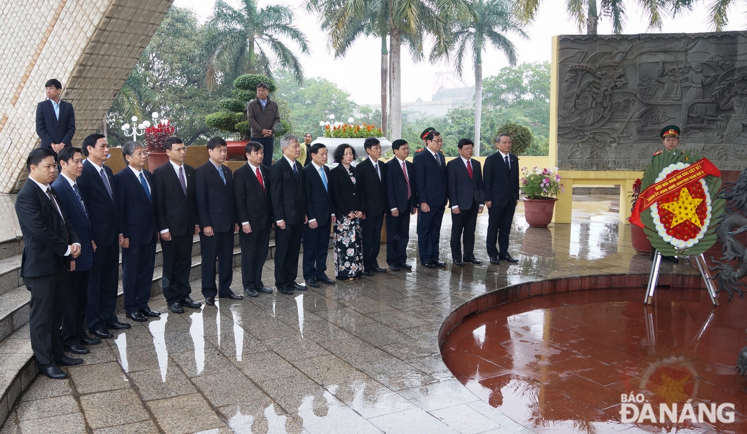 Lãnh đạo thành phố mặc niệm tưởng nhớ các anh hùng, liệt sĩ. Ảnh: Q.KHẢI