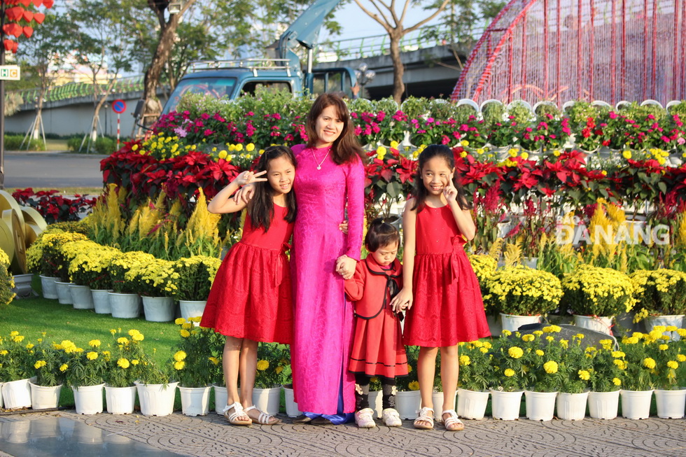  A family happily enjoying the allure of Tet floral decorations