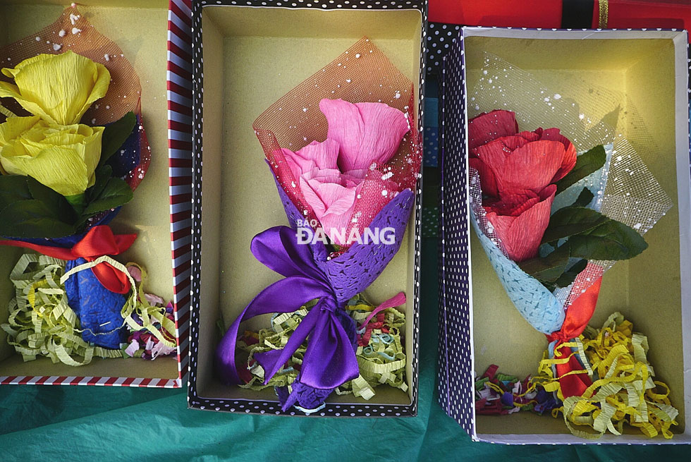 Bên cạnh hoa tươi, những cánh hồng băng giấy nhiều màu sắc thu hút nhiều bạn trẻ trong Ngày lễ tình nhân