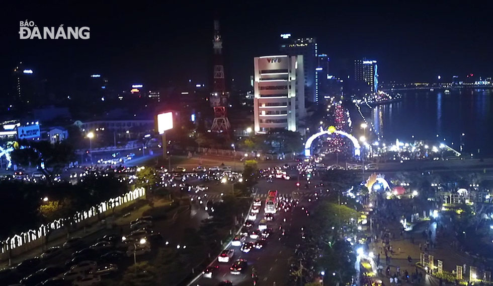 Đường phố Đà Nẵng trong đêm 30 nhìn từ trên cao