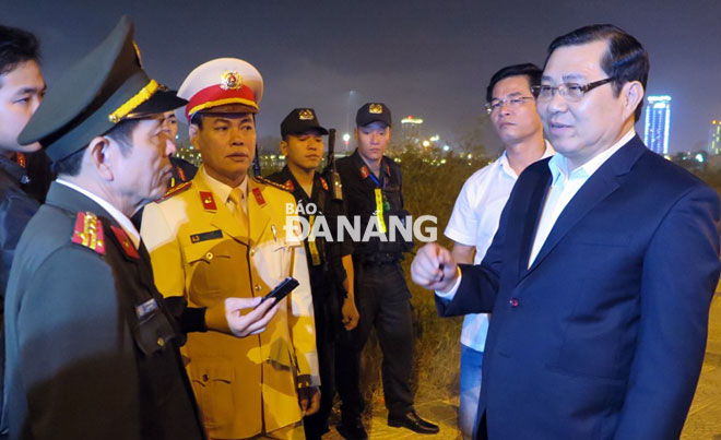 Chủ tịch UBND thành phố Huỳnh Đức Thơ thăm chúc tết cán bộ, chiến sỹ Công an làm nhiệm vụ tại nút giao thông đường 2-9 và Duy Tân