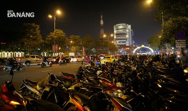 A parking area on Bach Dang street full of vehicles 