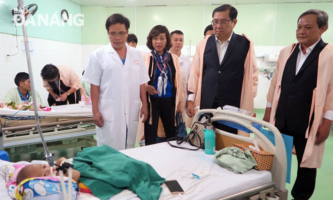 Chủ tịch UBND thành phố Huỳnh Đức Thơ thăm tặng quà các bệnh nhi tại Khoa Nhi Cấp cứu-Hồi sức tích cực của Bệnh viện Phụ sản nhi Đà Nẵng