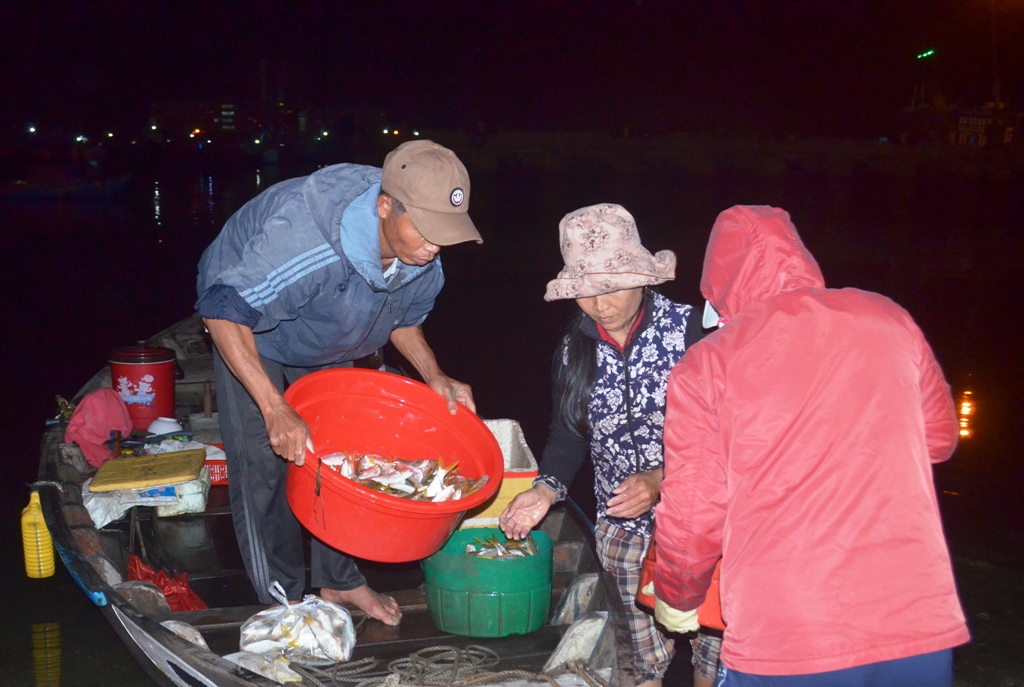 Vợ chồng ngư dân Huỳnh Hòa bán cá cho thương lái. Ảnh: NGỌC PHÚ