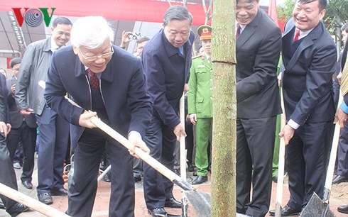 Tổng Bí thư Nguyễn Phú Trọng tham gia trồng cây tại tỉnh Hưng Yên