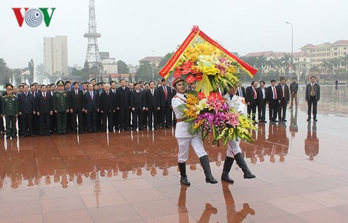 Tổng Bí thư và đoàn công tác dâng hoa tượng đài TBT Nguyễn Văn Linh