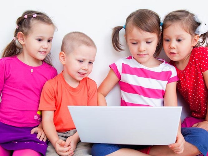 Trẻ em hầu hết sử dụng các đồ điện tử cho mục đích giải trí và lạm dụng các thiết bị như điện thoại di động, máy tính bảng và máy tính cũng gây ung thư. Vì vậy, tránh xa những thiết bị này, trừ khi chúng thực sự cần thiết!