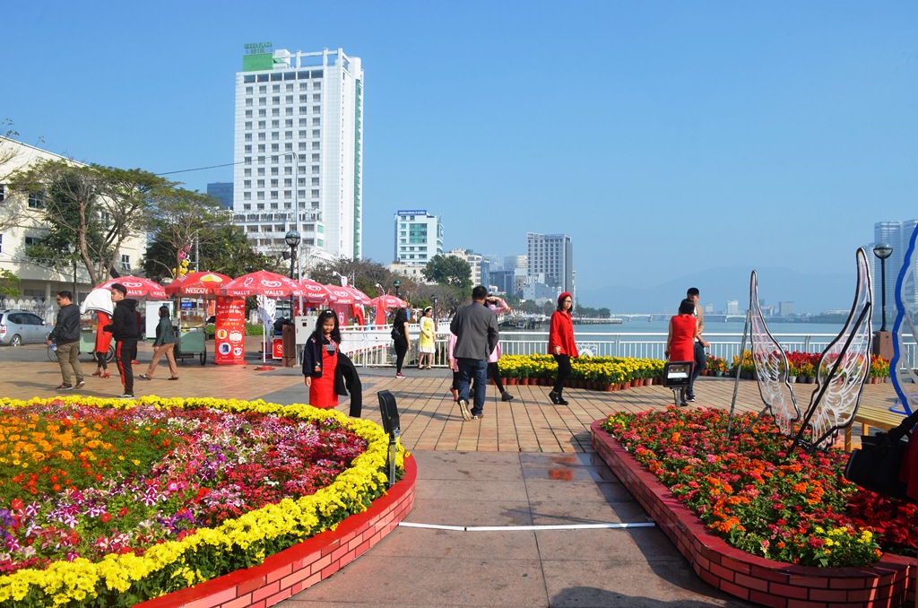 Local eye-catching floral decorations in the city centre being attractive to both locals and visitors