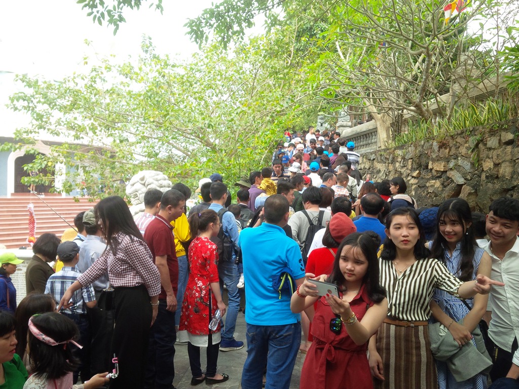 A large number of visitors seen at the Linh Ung Pagoda