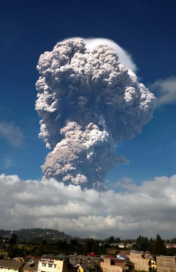 Indonesia on February 19 raised flight warnings around the Mount Sinabung volcano on Sumatra island to their highest level. (Photo: Reuters)