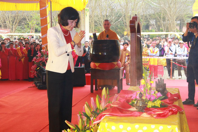 Bà Nguyễn Thị Thanh - Bí thư Tỉnh ủy Ninh Bình dâng hoa, các lãnh đạo tỉnh dâng các lễ vật khác cầu trời phật ban cho năm mới mưa thuận gió hòa, mùa màng tươi tốt.