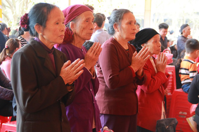 Hàng vạn tăng ni, phật tử, du khách thập phương từ khắp nơi đã đổ về chùa Bái Đính dâng hương lễ Phật, tham quan vãn cảnh chùa trong ngày khai hội. Theo thống kê của ban quản lý chùa Bái Đính, từ ngày Mùng 2 Tết đến nay có hàng chục lượt người đến chùa Bái Đính du xuân.