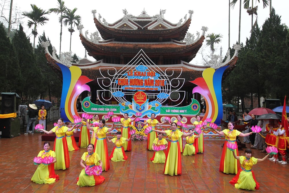 A dancing performance at the opening ceremony of the Huong Pagoda Festival on February 21 (Photo: VNA)