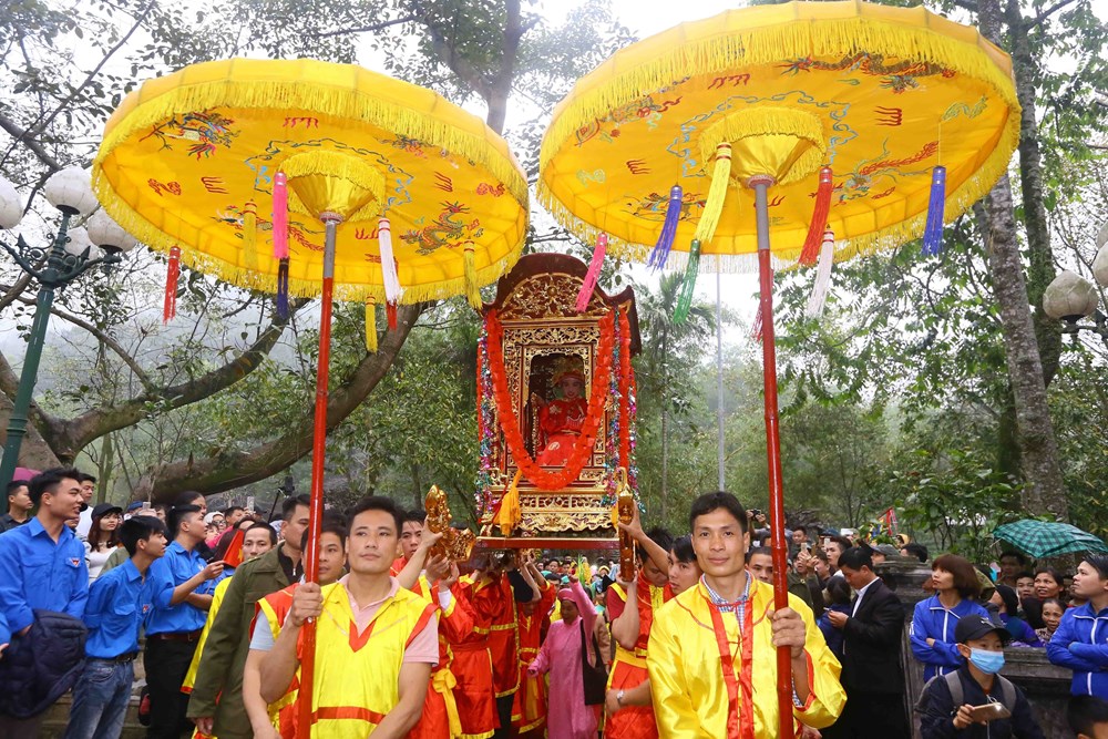 12 / 14 A palanquin procession at the Giong Festival of Soc Temple. The festival honours the mythical hero, god and saint Thanh Giong, who is credited with defending the country from foreign enemies and worshipped as the patron god of the harvest, national peace and family prosperity (Photo: VNA)