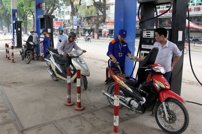 The retail price of petrol RON95 decreased VNĐ400 per litre from 3pm on Wednesday. — VNA/VNS Photo Thế Duyệt Read more at http://vietnamnews.vn/economy/423184/petrol-price-decreases-for-first-time-in-2018.html#0y75WcjxzH0oOKdL.99