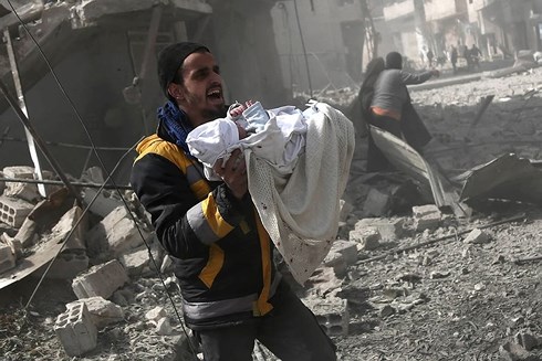 Đứa trẻ sơ sinh được cứu thoát khỏi một đợt tấn công vào Đông Ghouta. Ảnh: AFP