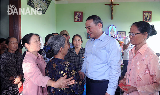 Secretary Nghia extending Tet greetings to residents living at the Con Dau residential area in Cam Le District’s Hoa Xuan Ward