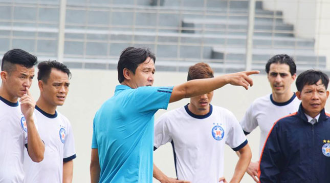  Coach Minh Phuong (in light blue) giving useful advice to his players 