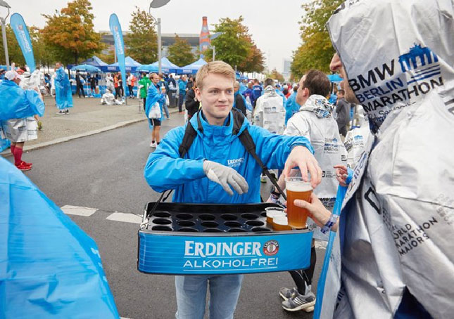 Bia không cồn được trao cho vận động viên sau cuộc thi marathon Berlin năm ngoái.