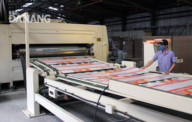  A worker enthusiastically working at a factory owned by the A Chau Architecture and Trading Co Ltd (Photo: Khanh Hoa)