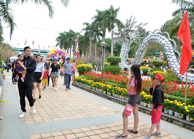  large number of local residents visiting the 29 March Park during Tet (Photo: Minh Tri)