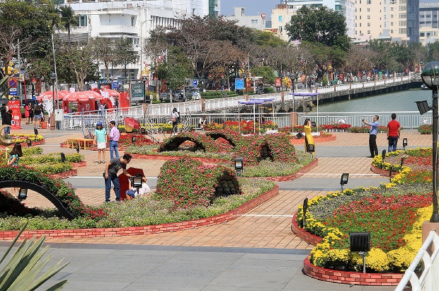 Floral decorations along sections of Bach Dang riverside walk are very attractive to visitors (Photo: Thai Quan Chung)