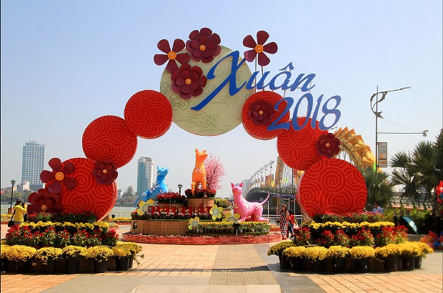 An impressive welcome gate with beautiful floral decoration (Photo: Thai Quan Chung)