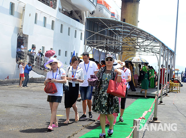 Sau khi tàu cập cảng, du khách đi tham quan, mua sắm tại các khu, điểm danh thắng của thành phố Đà Nẵng.Ảnh: THU HÀ
