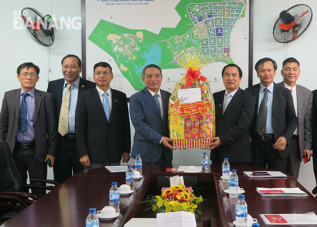 Bí thư Thành ủy Trương Quang Nghĩa (thứ tư, trái sang) tặng quà Ban Quản lý Khu Công nghệ cao Đà Nẵng. Ảnh: S.Trung