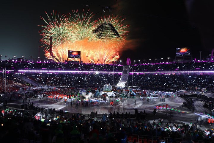 Sân vận động Olympic Pyeongchang lung linh huyền ảo trong đêm bế mạc.