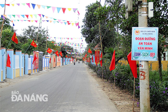 Tuyến đường thuộc tổ 3, thôn Cẩm Toại Đông rất sạch đẹp, văn minh trong dịp Tết Nguyên đán 2018. 