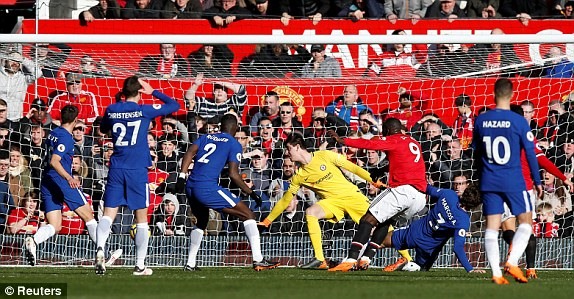 Lukaku tung cú dứt điểm cận chân chuẩn xác. Ảnh: Reuters.