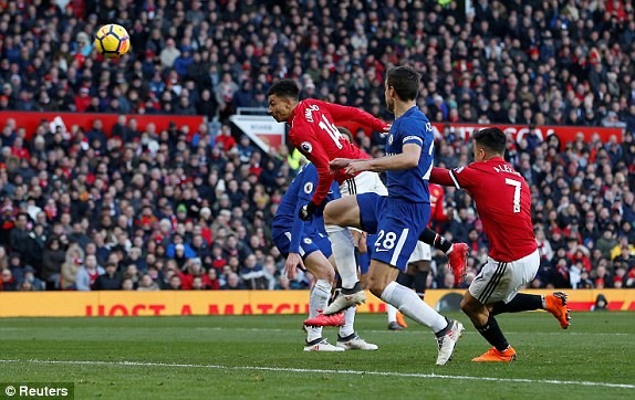 Pha chọn vị trí chuẩn xác của Lingard. Ảnh: Reuters.