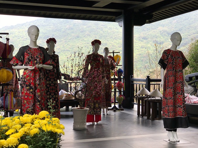 Designer Adrian Anh Tuấn has compared each creation in the collection Secret Garden as “a splendid spring garden”. — Photo courtesy of organiser Read more at http://vietnamnews.vn/life-style/423302/6-star-resort-hosts-ao-dai-exhibition-of-famous-designers.html#Kl6JbdmgvCCbhZ6J.99