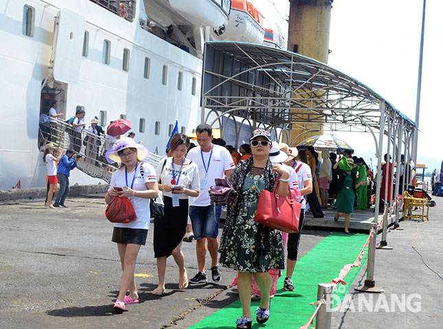  Cruise ship passengers arriving in the city, ready for tours to local attractions (Photo: Thu Ha)