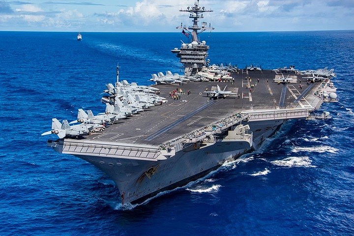 Tàu chiến USS Carl Vinson trên đại dương xanh thẳm. Tàu được đặt tên theo một nghị sĩ bang Georgia của Mỹ để ghi nhận đóng góp của ông đối với hải quân Mỹ. Ảnh: Naval Today.
