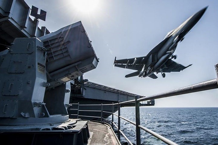 Một chiếc tiêm kích F/A-18 được phóng đi từ boong tàu chiến Carl Vinson. Ảnh: Hải quân Mỹ.