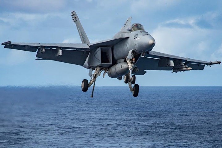 Một máy bay F/A-18E đang tiếp cận boong tàu Carl Vinson. Ảnh: Naval Today.