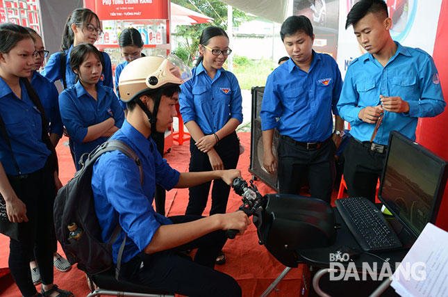 Thanh niên quận Liên Chiểu tham gia tập huấn lái xe an toàn, góp phần thực hiện mục tiêu an toàn giao thông, một trong những nội dung của chương trình “Thành phố 4 an”.