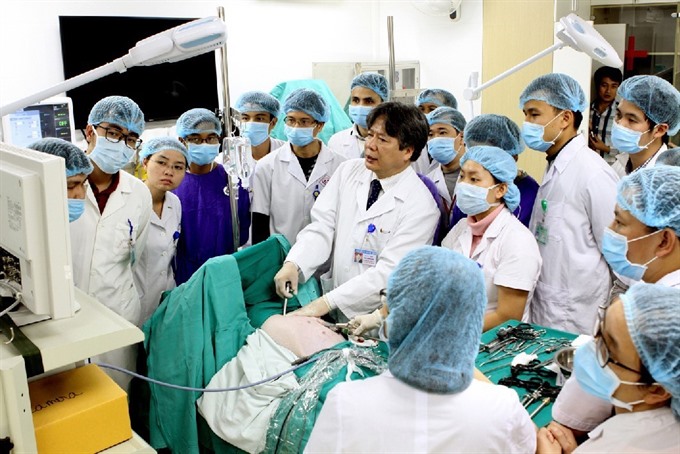 Trần Bình Giang, director of Việt Nam - Germany Hospital, trains doctors at an operating theater of the hospital. — VNA/VNS Photo Dương Ngọc Read more at http://vietnamnews.vn/society/health/423417/president-extends-greetings-to-doctors-on-vietnamese-doctors-day.html#i3zZe2cAeWSOSIWt.99